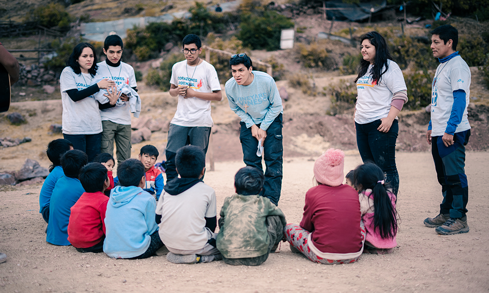 Misioneros durante una catequesis con niños.