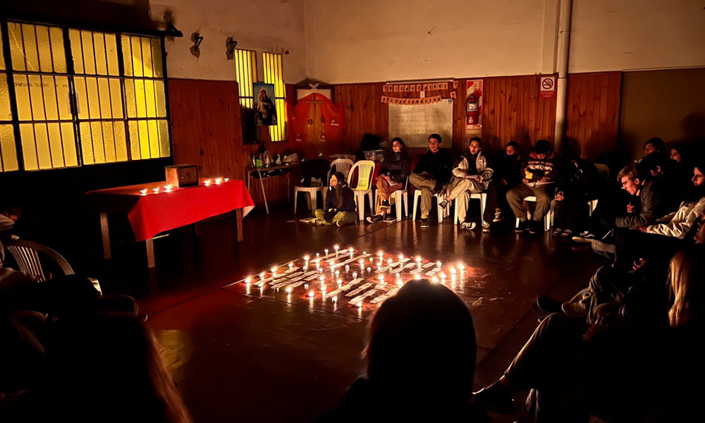 Un momento de oración en la Misión del MVC Argentina.
